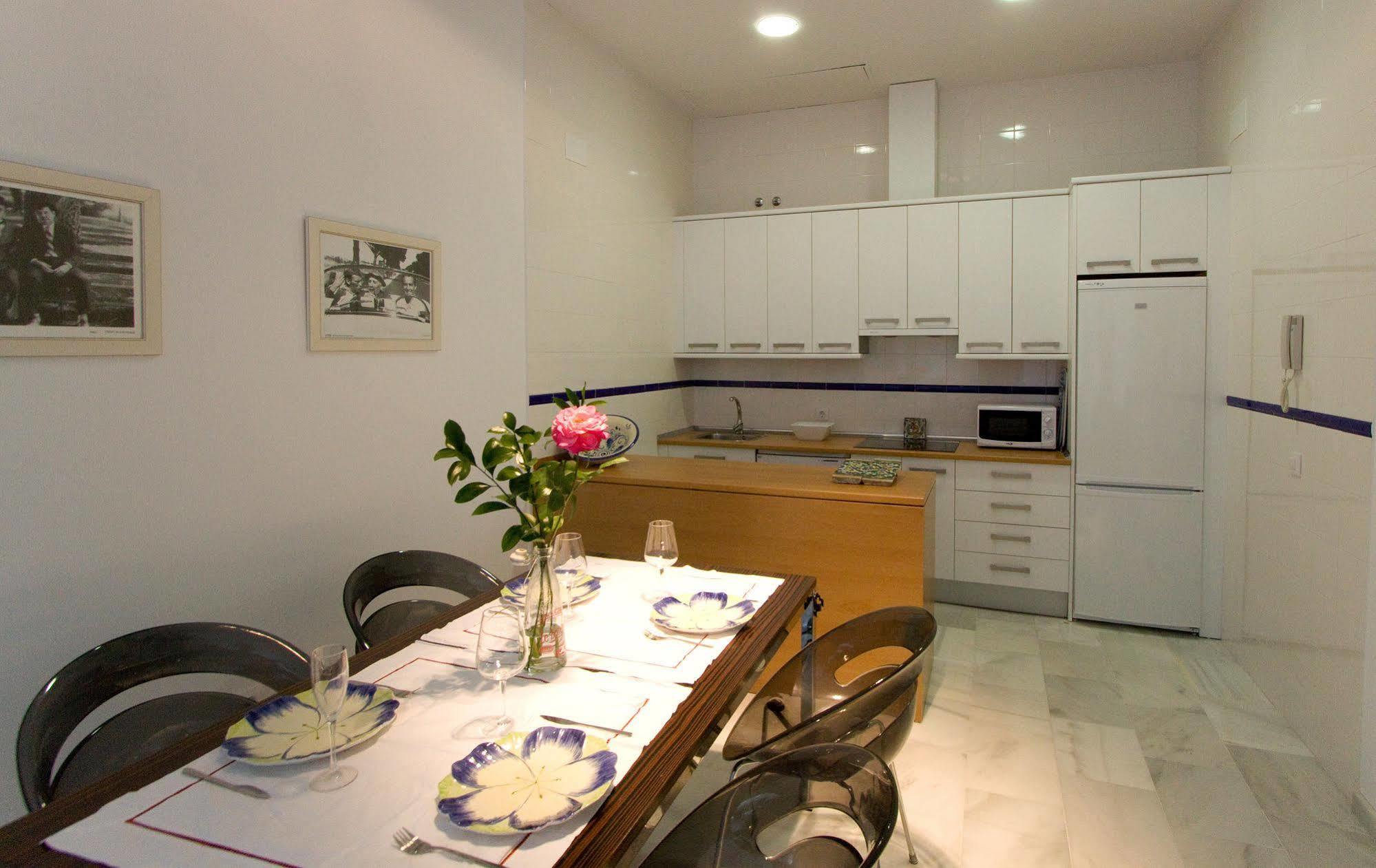 Apartamentos Plaza Pilatos Sevilla Exteriör bild